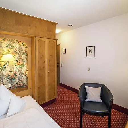 Hotel-gasthof Zum Weyssen Roessle 3*